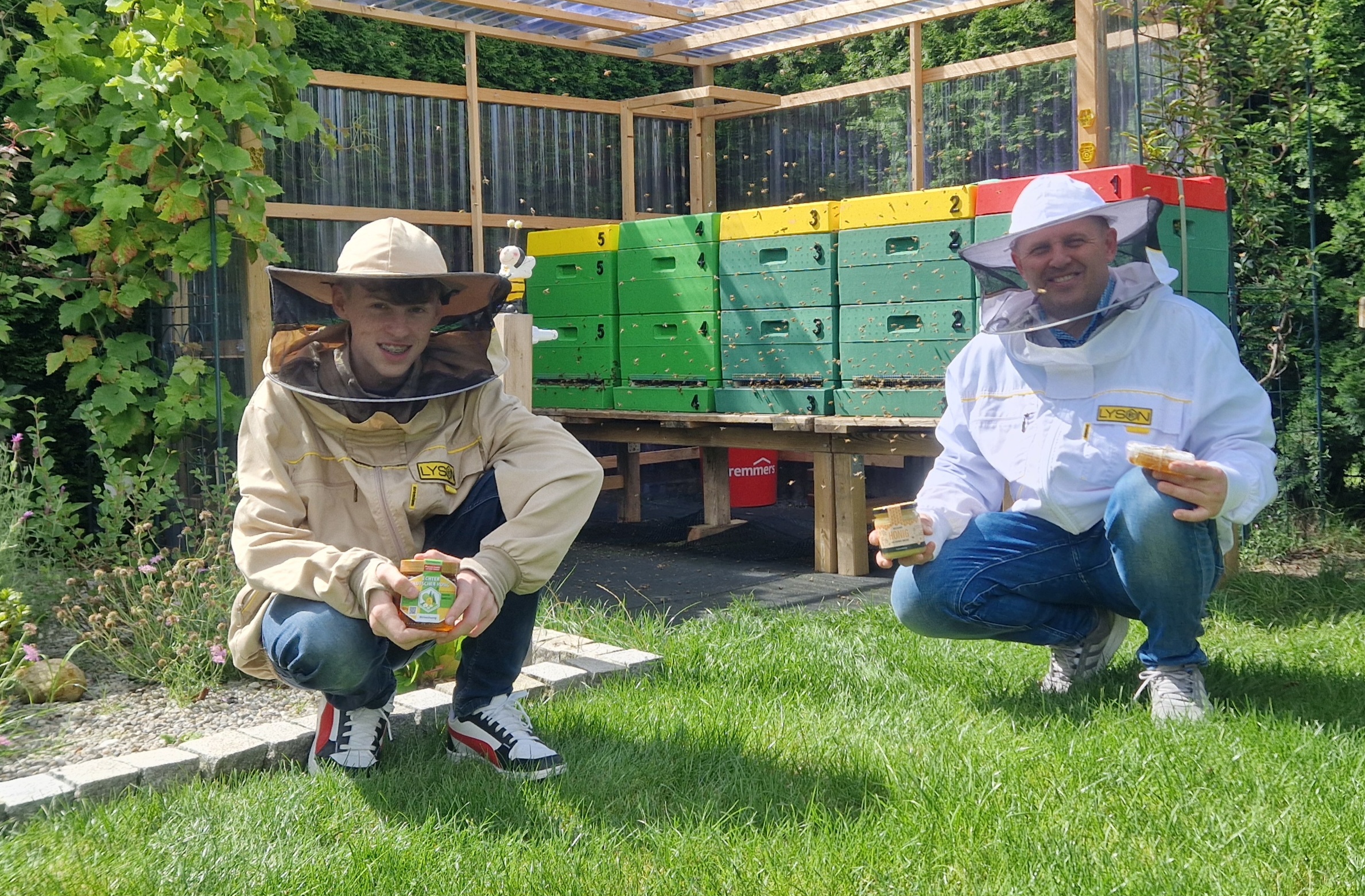 Wir sind Viktor und Simon – Vater und Sohn – und gemeinsam betreiben wir unsere kleine Imkerei.